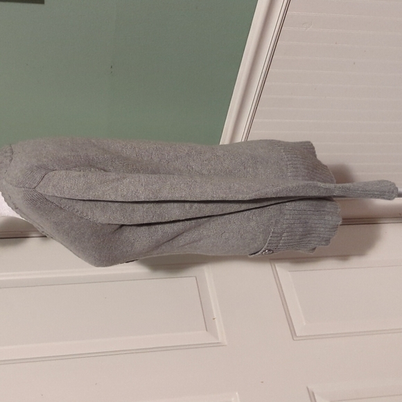 JONES New York Small Gray v-neck sweater ribbed sleeves waist faux pockets - Picture 8 of 12